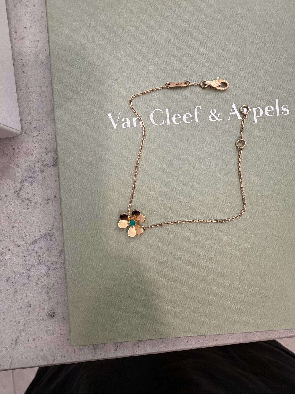 Van Cleef & Arpels Frivole bracelet mini in 18K yellow gold & emerald - Picture 7 of 8